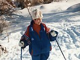 Наргиза уверенно стоит на лыжах
