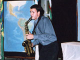 Аргентинец играет на саксофоне