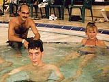 Стас в горячем бассейне (сзади — Олег и Оксана)