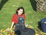 Наргиза отдыхает в парке на травке