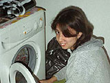Наргиза готовится стирать в первый раз на новой стиральной машине
