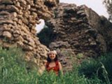Наргиза на фоне древней крепостной стены, Национальный парк Ашкелона