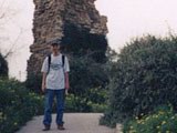 Стас на фоне древней крепостной стены, Национальный парк Ашкелона